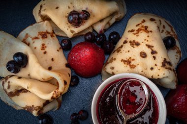 Rus krep reçel, siyah frenk üzümü ve çilek ile