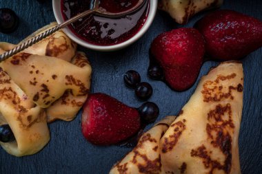 Rus krep reçel, siyah frenk üzümü ve çilek ile