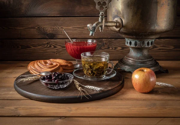 El desayuno. Té de un samovar con una tarta de queso, mermelada y bayas — Foto de Stock