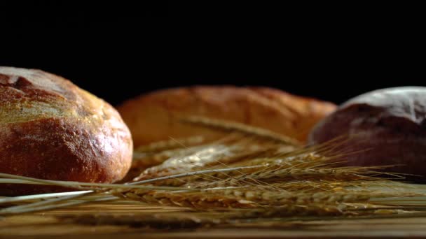 Pan casero y espigas de trigo — Vídeos de Stock