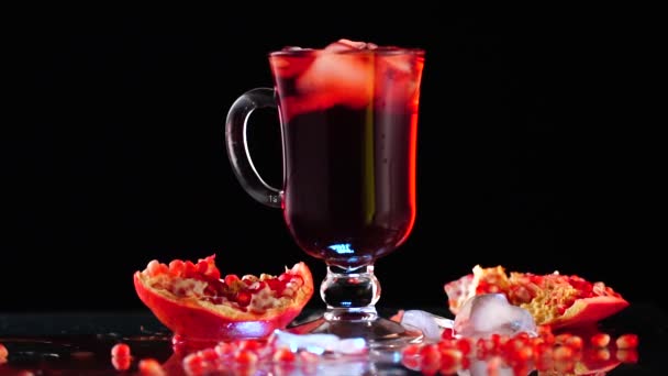 Granaatappel en granaatappelsap met ijs — Stockvideo