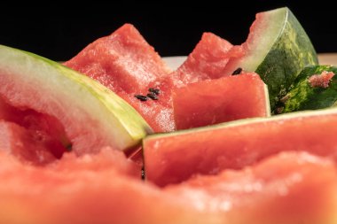 Bir ahşap arka plan yakın çekim karpuz dilimli