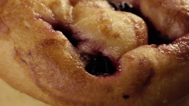 Blueberry Cupcake met gecondenseerde melk closeup — Stockvideo