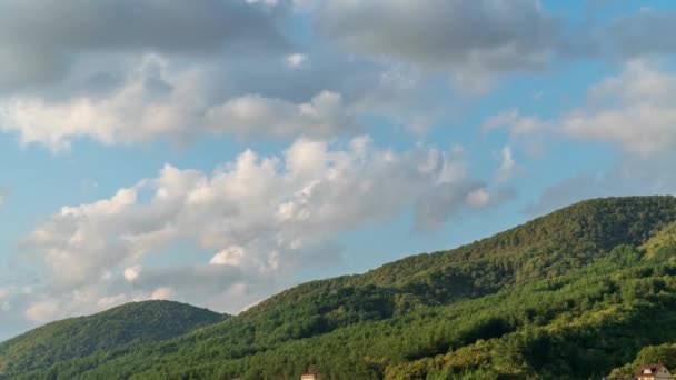 Desfasamento temporal. Nuvens em um fundo de montanhas — Vídeo de Stock