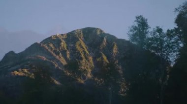 Sochi, Roza Khutor yaz aylarında. Füniküler veya kablo-demiryolu dağlarda. Ufak bir olasılık