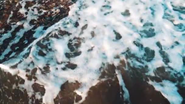 海サーフィンのクローズ アップ。背景のビデオ — ストック動画