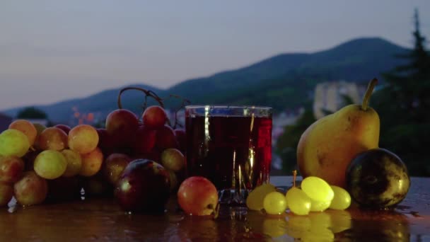 Vers druivensap gemaakt in een glas — Stockvideo