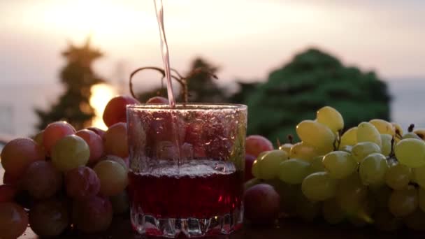 Vers druivensap gemaakt in een glas — Stockvideo