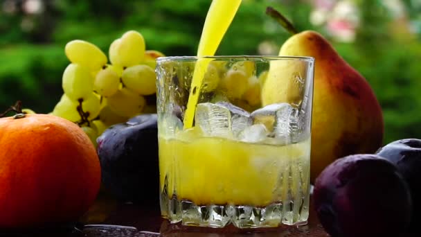 Multifruit SAP wordt gegoten in een wijn-glas — Stockvideo