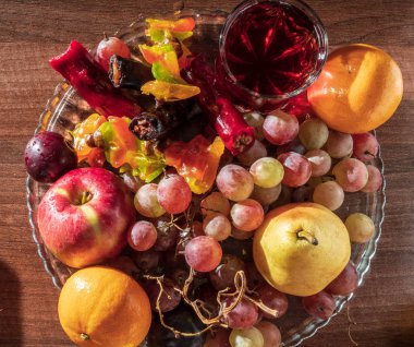 meyve ve cevizli sucuk ile natürmort kompozisyon