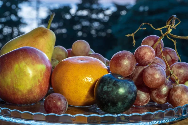 Stillleben frischer Früchte auf einem Teller — Stockfoto