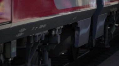 Tren istasyona varır.