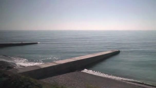 Tågturerna längs havsstranden — Stockvideo