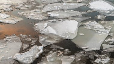 günbatımı gökyüzü yansıması ile bir kış nehir üzerinde kırık buz