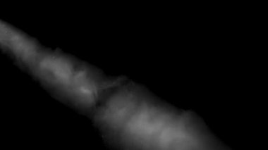 Bir ışık ışını tarafından aydınlatılmış duman