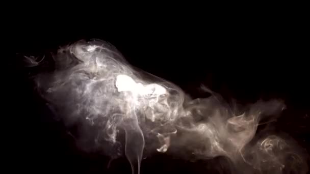 Дым, освещаемый лучом света — стоковое видео