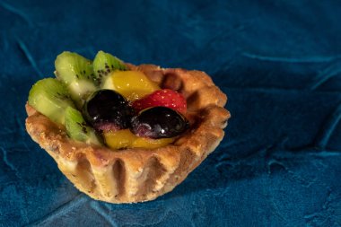 Meyveli kek tartı. Çilek üzüm kivi şeftali