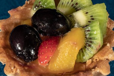 Meyveli kek tartı. Çilek üzüm kivi şeftali