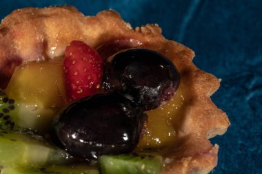 Meyveli kek tartı. Çilek üzüm kivi şeftali