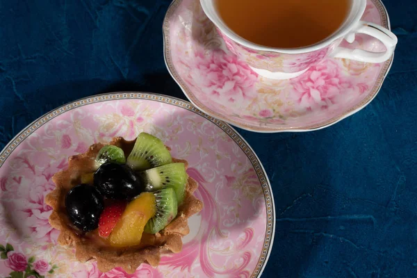 Tarta de tarta con fruta. Uvas de fresa Kiwi Peach — Foto de Stock