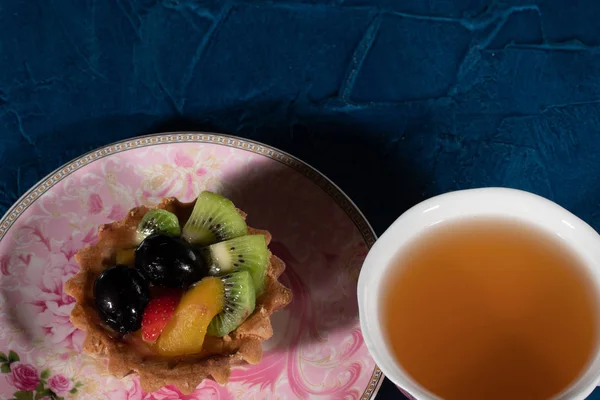 Tarta Tarta Con Fruta Uvas Fresa Kiwi Peach —  Fotos de Stock