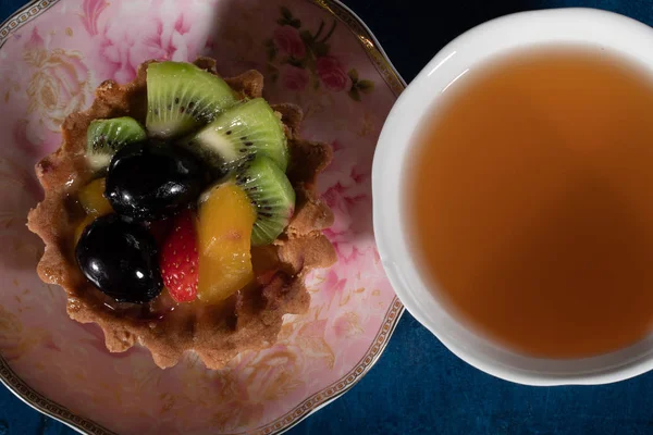 Tarta de tarta con fruta. Uvas de fresa Kiwi Peach — Foto de Stock