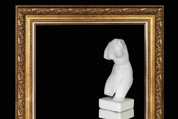Busto de gesso Vênus na moldura da imagem no fundo preto — Fotografia de Stock