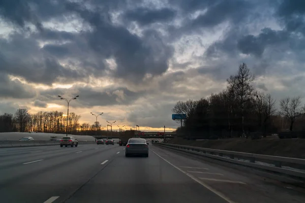 Autostrada urbana a più corsie contro il cielo del tramonto — Foto Stock