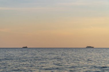 Issız bir sahil üzerinde güzel bir gökyüzünde günbatımı