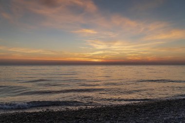 Issız bir sahil üzerinde güzel bir gökyüzünde günbatımı