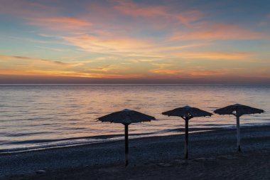 Issız bir sahil üzerinde güzel bir gökyüzünde günbatımı