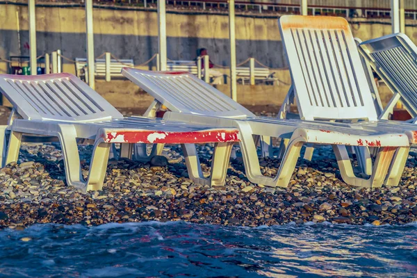 Espreguiçadeira junto ao mar durante o pôr do sol — Fotografia de Stock