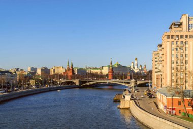 Moskova Kremlin 'e. Güneşli bir günde nehirden görünüm