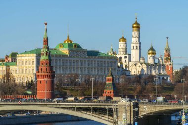Moskova Kremlin 'e. Güneşli bir günde nehirden görünüm