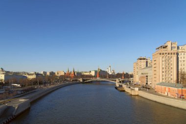 Moskova Kremlin 'e. Güneşli bir günde nehirden görünüm