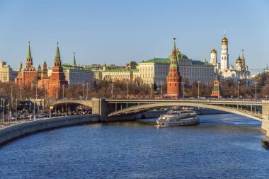 Moskova Kremlin 'e. Güneşli bir günde nehirden görünüm