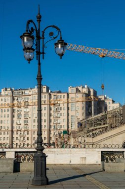 Moskova 'nın merkezinde inşaat. Mavi gökyüzünde Vinçler