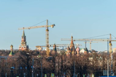 Moskova 'nın merkezinde inşaat. Mavi gökyüzünde Vinçler