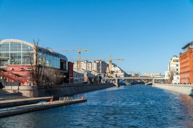 Moskova 'nın merkezinde inşaat. Mavi gökyüzünde Vinçler