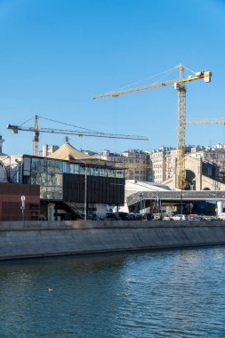 Moskova 'nın merkezinde inşaat. Mavi gökyüzünde Vinçler