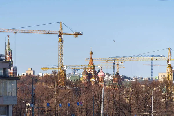 Moskova 'nın merkezinde inşaat. Mavi gökyüzünde Vinçler