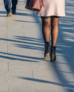 Genç kızlar yürümek ve dinlenmek dışarıda üzerinde bir sıcak güneşli gün