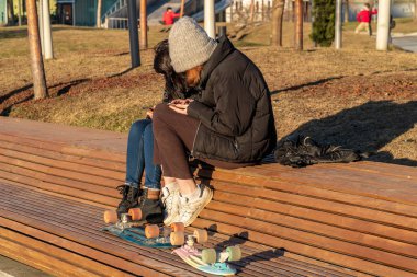 Genç kızlar yürümek ve dinlenmek dışarıda üzerinde bir sıcak güneşli gün