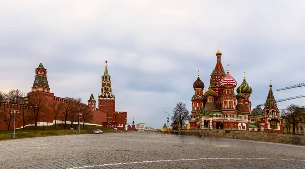 Praça Vermelha e Catedral de São Basílio em Moscou — Fotografia de Stock