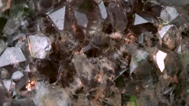 Вращение кристаллов аметистов. Вращающийся абстрактный фон Крупный план — стоковое видео