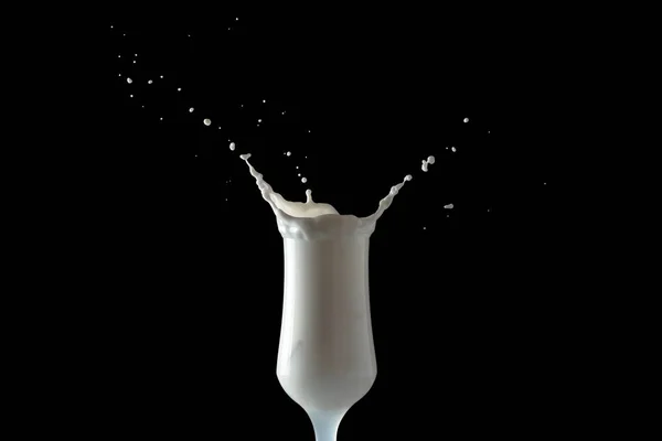Melk Shake spatten van een glas. Geïsoleerde afbeelding op zwarte achtergrond. — Stockfoto