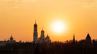 Moskova Kremlin ve St Basils Katedrali gün batımında, Rusya.