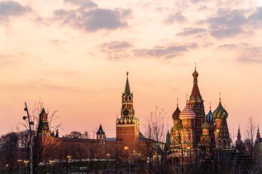 Moskova Kremlin ve St Basils Katedrali gün batımında, Rusya.