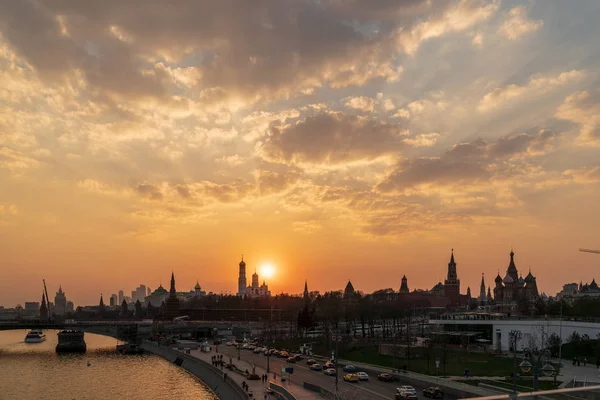 Moskauer Kreml und Basilikumkathedrale bei Sonnenuntergang, Russland. — Stockfoto