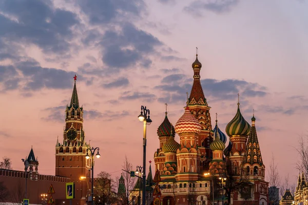 Moskova Kremlin ve St Basils Katedrali gün batımında, Rusya.